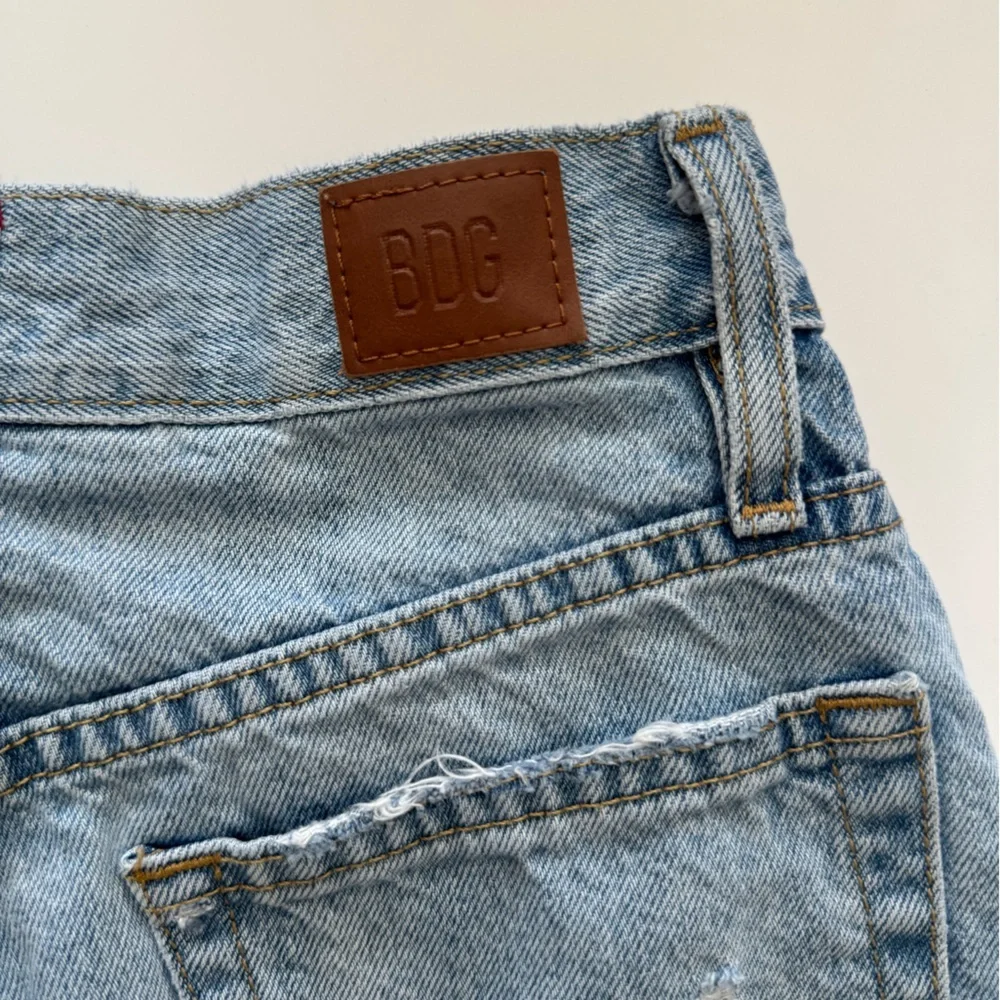BDG Urban Outfitters Women’s A Line Jean Shorts Size 26 Light Blue Distressed - Picture 4 of 5
